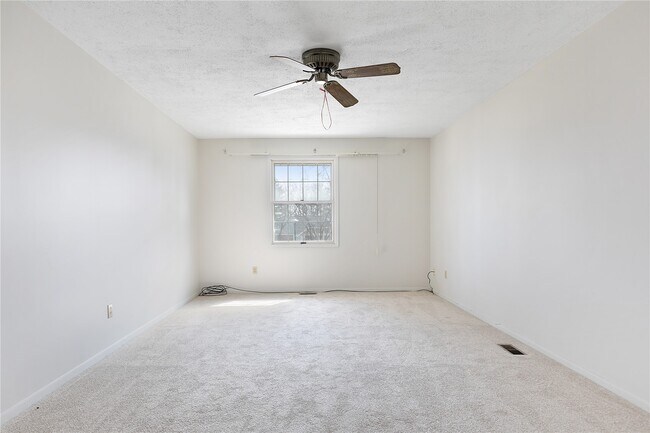 Building Photo - 15575 Clover Ridge Dr