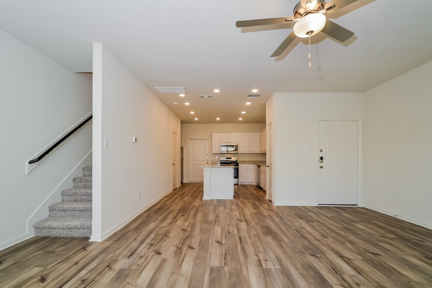 Building Photo - 218 Marsh Ln