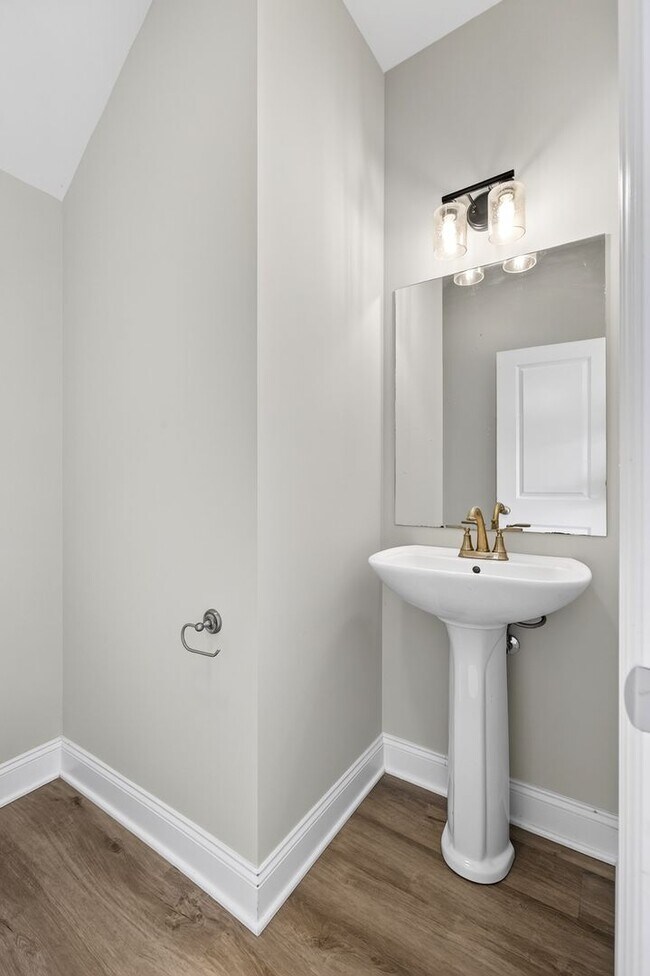 Building Photo - Luxury Townhome