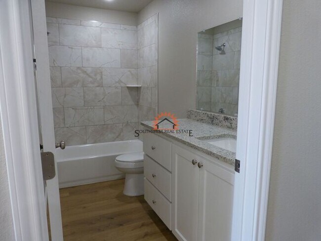 Building Photo - Spacious 2 bedroom 2 bath Duplex.
