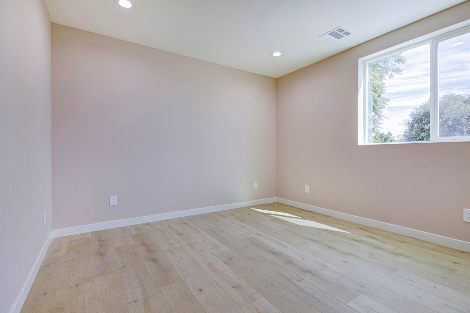 Building Photo - 15557 Wyandotte St