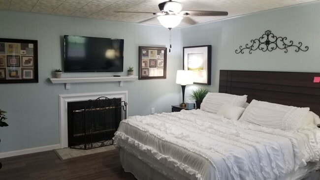 Building Photo - Fully Furnished Short-term rental Includes internet, cable, washer, dryer, etc