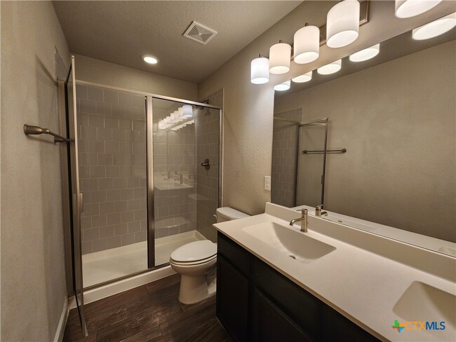 Building Photo - 565 Creekside Frst