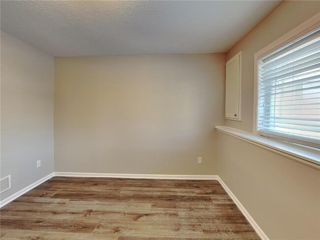 Building Photo - 1525 Independence Ave N