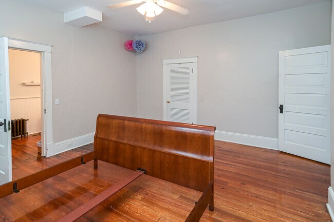 Building Photo - 602 Oak St NE