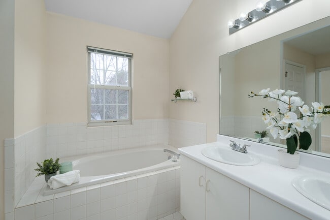 Building Photo - 610 Bollen Ct