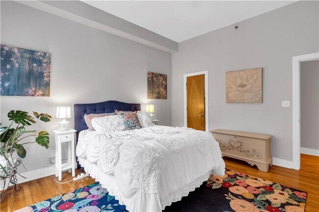 Building Photo - Prime Location