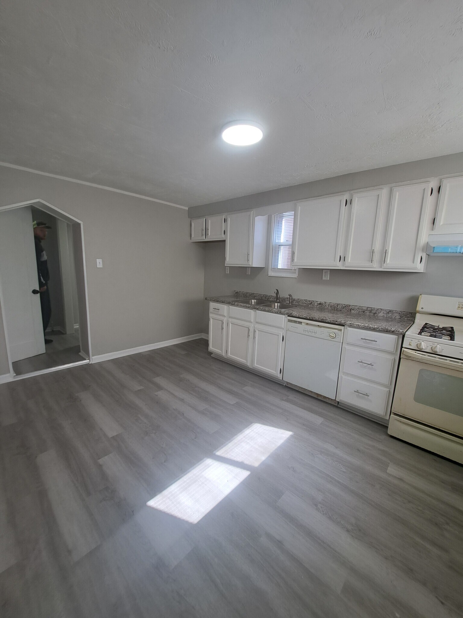 Building Photo - 326 Church Ave