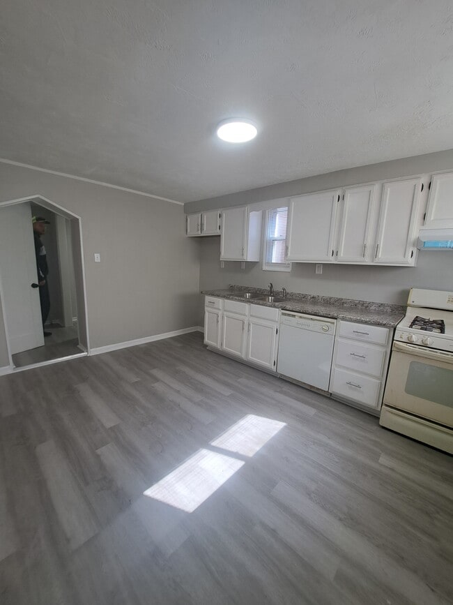 Building Photo - 326 Church Ave