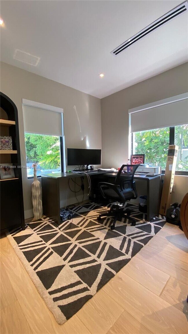 Building Photo - 1277 SW 19th St