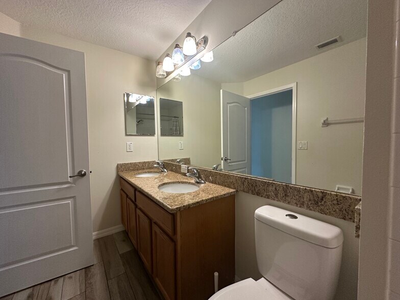 Building Photo - 3145 Dunstable Dr