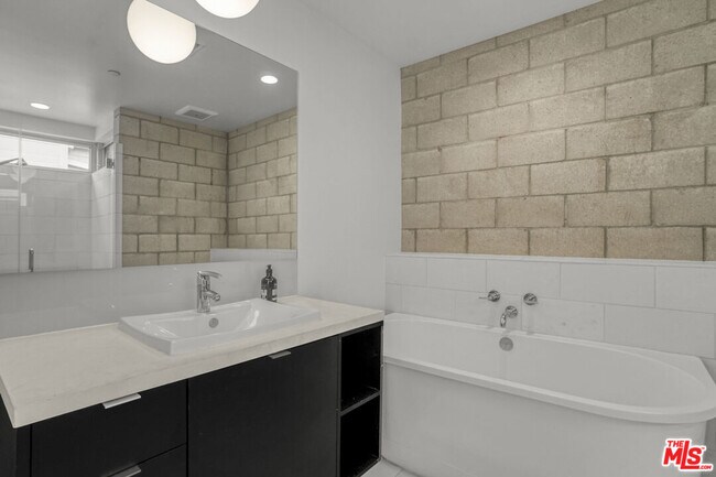 Building Photo - 3450 Cahuenga Blvd
