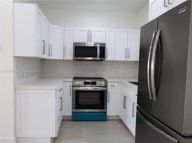 Building Photo - 3 bedroom in Miami FL 33142