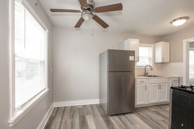 Building Photo - 3 bedroom/1 bath Single House!