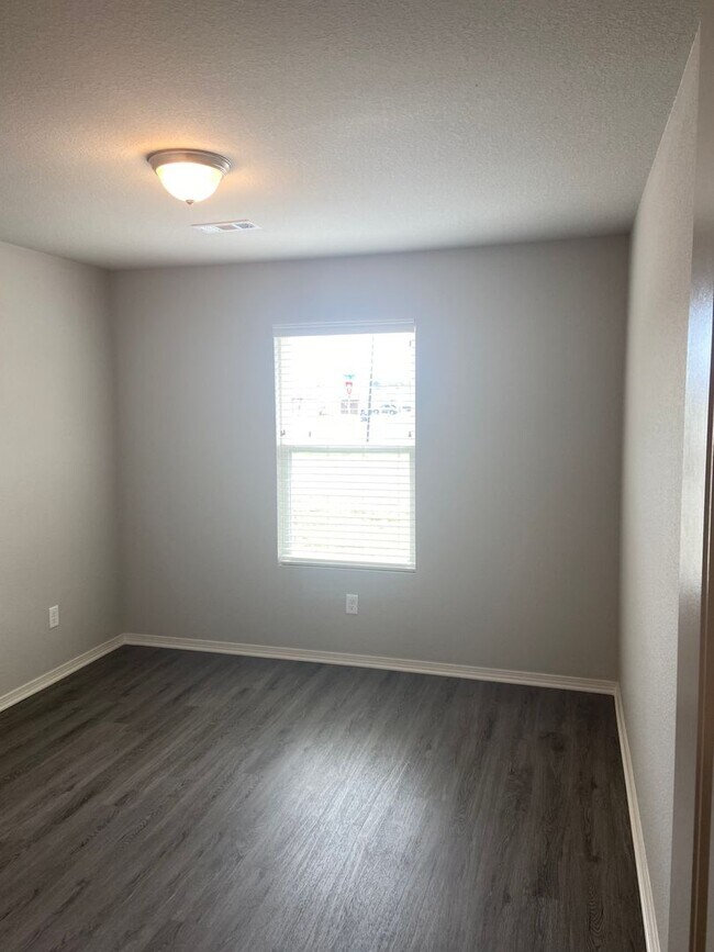 Building Photo - *Pre-leasing* Three Bedroom | Two Bath Hom...