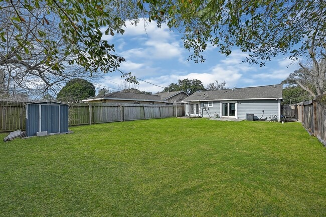 Building Photo - 6705 Sherwood Dr