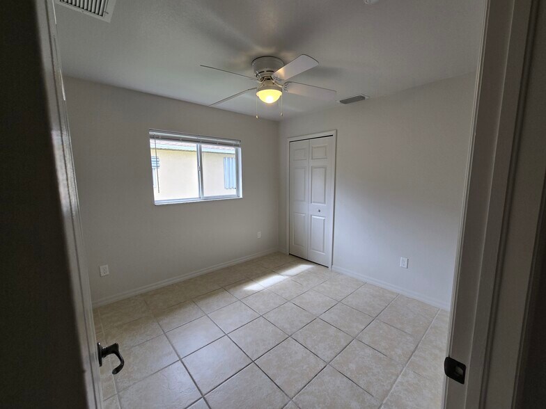 Building Photo - 518 SE 5th Pl