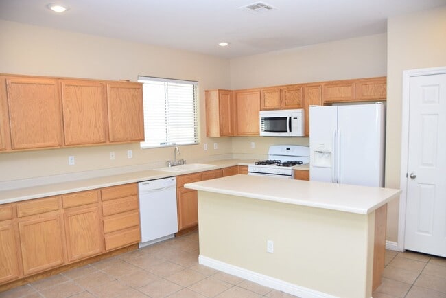Building Photo - BEAUTIFUL 4 BEDROOM, 2.5 BATH SINGLE-FAMIL...