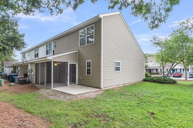 Building Photo - Spacious Townhome Prime Location!