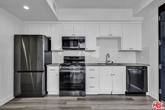 Building Photo - 667 N Wilton Pl