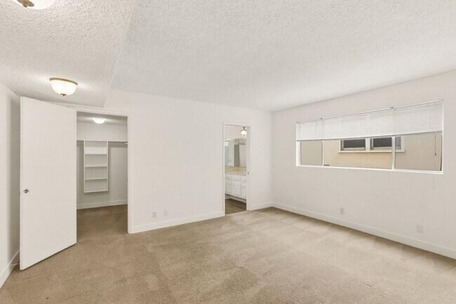 Building Photo - HUGE 2 bed 2 bath in Prime Santa Monica!