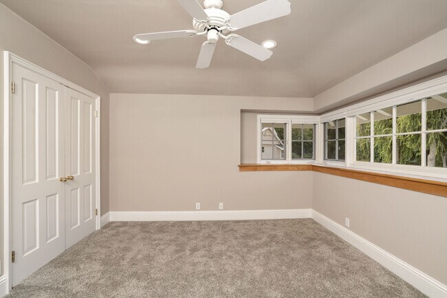 Building Photo - 5360 Bothwell Rd