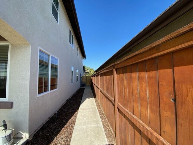 Building Photo - Great 4 Bd/3Bth in the San Marcos Santa Fe...