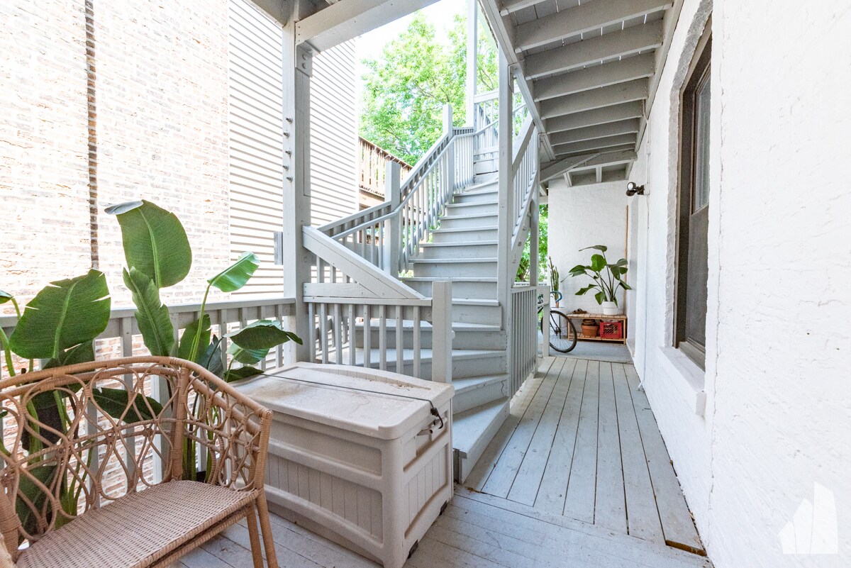 Building Photo - 1336 W Bryn Mawr Ave