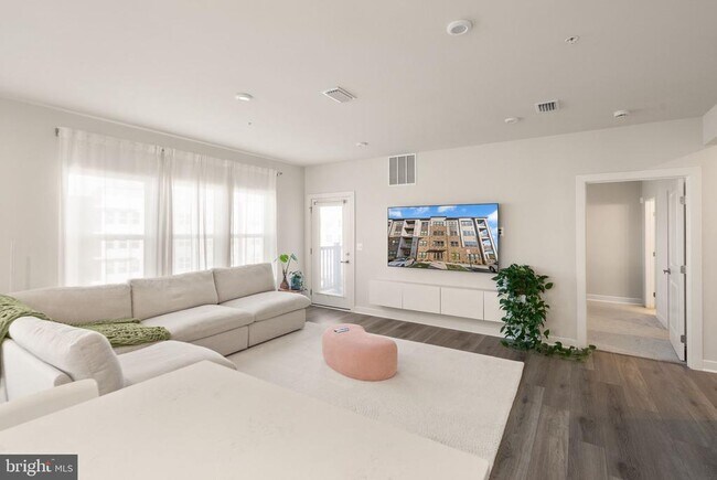 Building Photo - 46294 Mount Milstead Ter