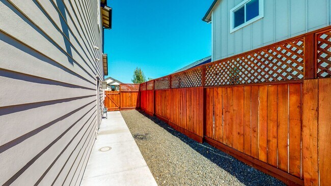 Building Photo - Bright and beautiful Home in Coffey Park! ...