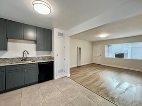 Building Photo - 2BD 1BA Apt Next to USD - Spacious Upstairs Unit, Pet Friendly, 1 Parking Space, No Carpet, Onsit...