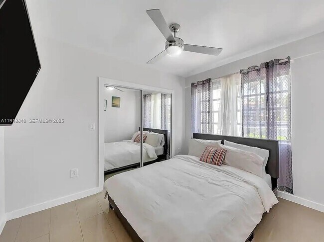 Building Photo - 715 Hollywood Blvd