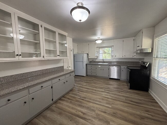 Building Photo - Recently remodeled vintage home in the hea...