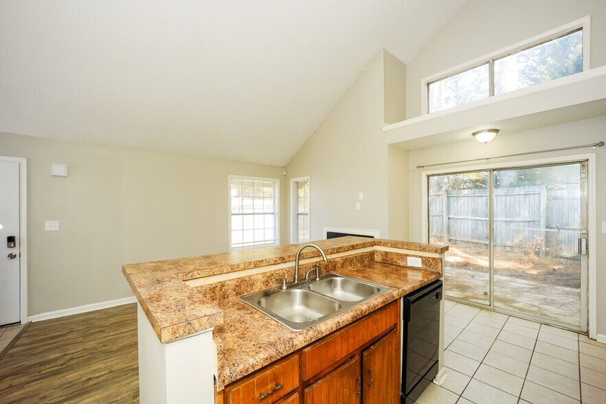 Building Photo - 8536 Pineland Dr