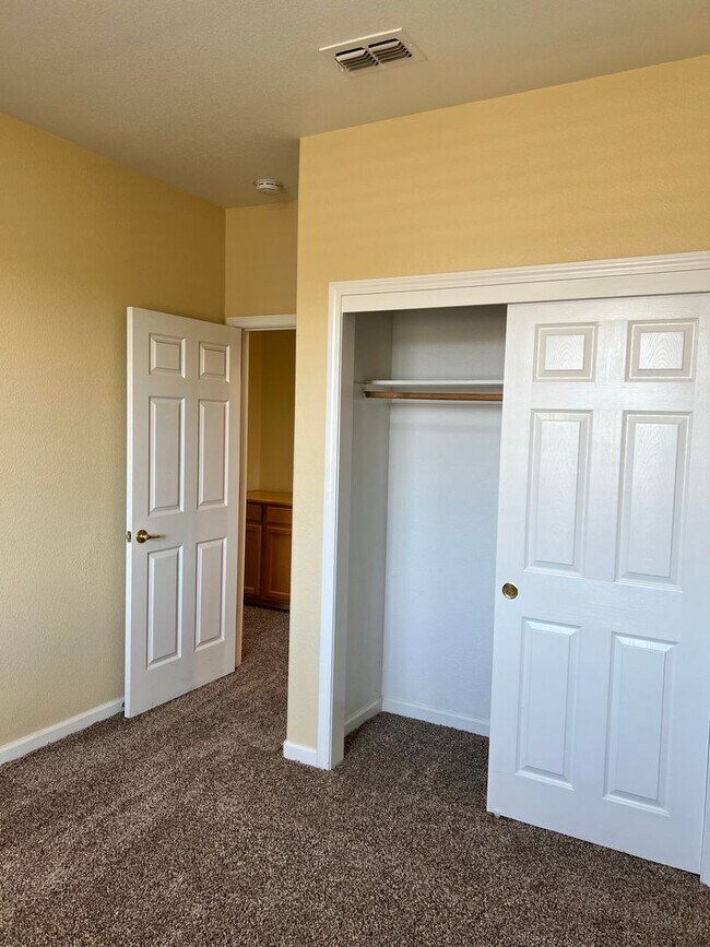 Building Photo - Beautiful home in Reflections gated community