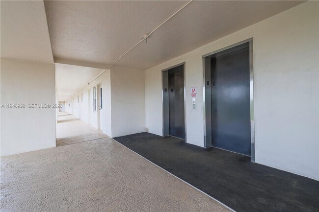 Building Photo - 2661 S Course Dr