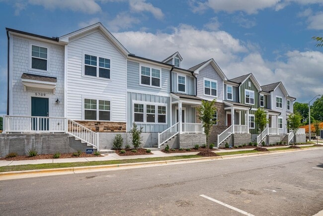 Building Photo - Cozy Townhome with 2 car garage!