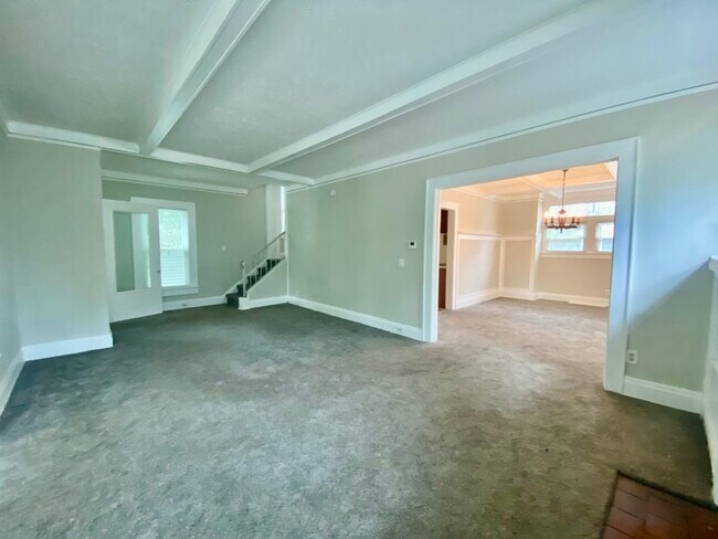 Building Photo - 825 Elmore Ave