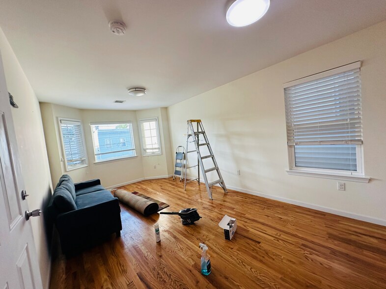 Living Room - 311 Cross St