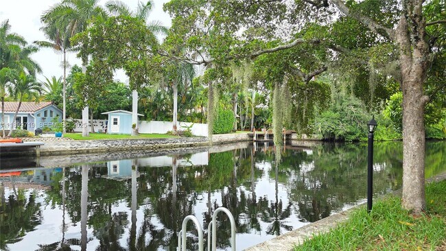 Building Photo - 650 Tennis Club Dr