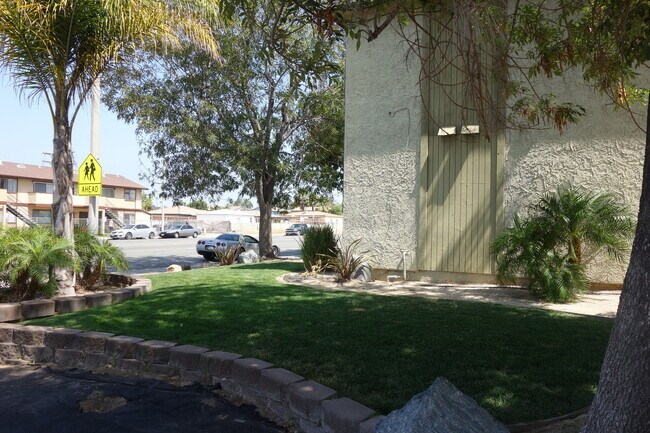 Building Photo - Large Two Story Renovated Townhouse Apartment in South Chula Vista