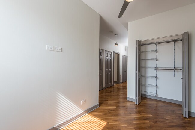 Building Photo - 4354 S Prairie Ave