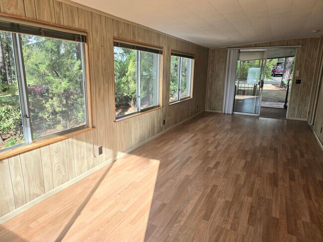 Building Photo - Light and Airy 2 Bedroom 2 Bath In Heather Glen Estates