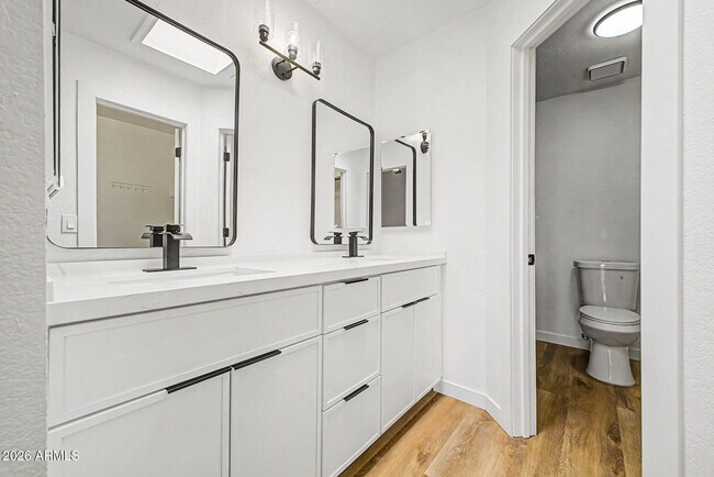 Building Photo - 921 S Val Vista Dr
