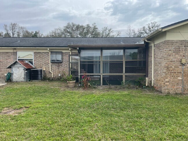 Building Photo - Large 3 Bedroom 2 Bath on Corner Lot!!