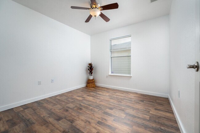 Building Photo - Updated 4BD/2BA Home Close to Airport, Tes...