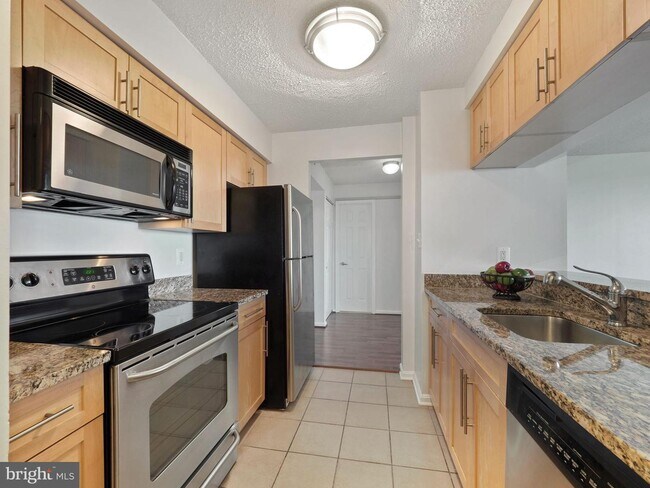 Building Photo - 10101 Grosvenor Pl