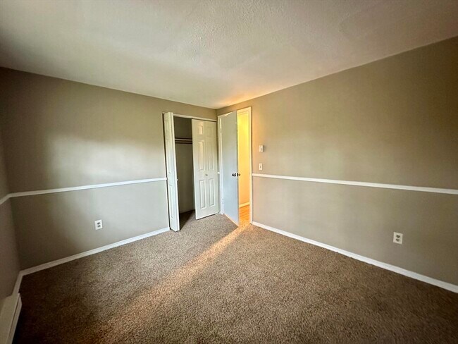Building Photo - 7 Maple Crest Cir