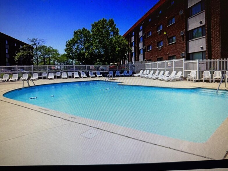 Building Photo - 1919 S Wolf Rd