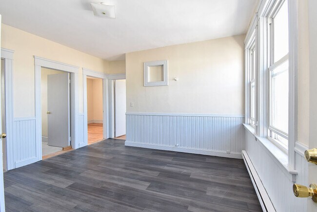 Building Photo - 979 Mineral Spring Ave